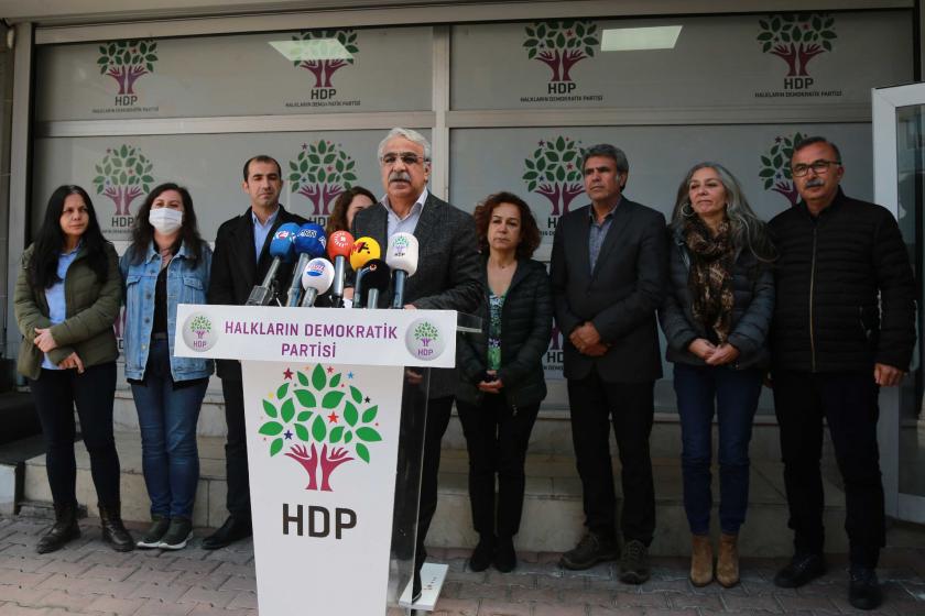 Mithat Sancar, HDP Genel Merkezi önünde açıklama yaparken