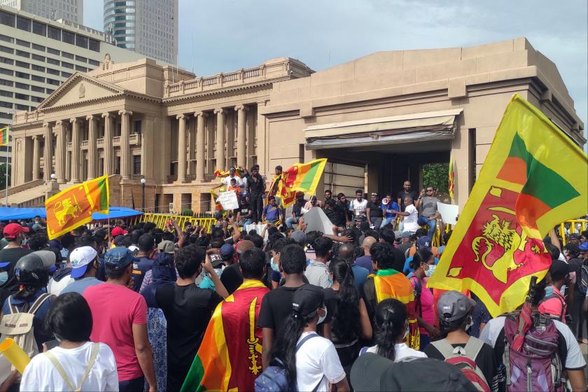 Hükümet sarayı önünde protestolar