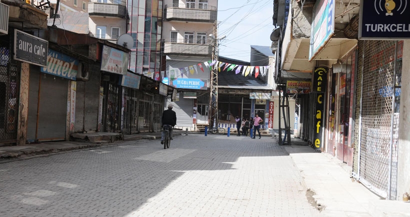 Cumhurbaşkanı ve Başbakanın geleceği Yüksekova'da kepenkler açılmadı