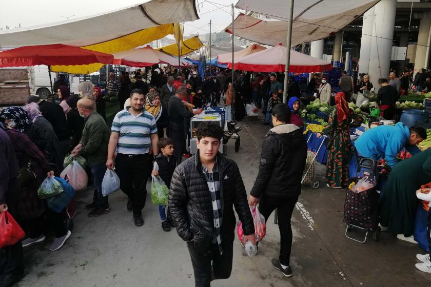 Gebze'de pazar alışverişi yapan yurttaşlar