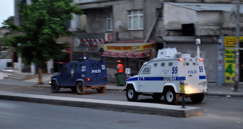 Gazi Mahallesi'nde polis baskını: 20 gözaltı