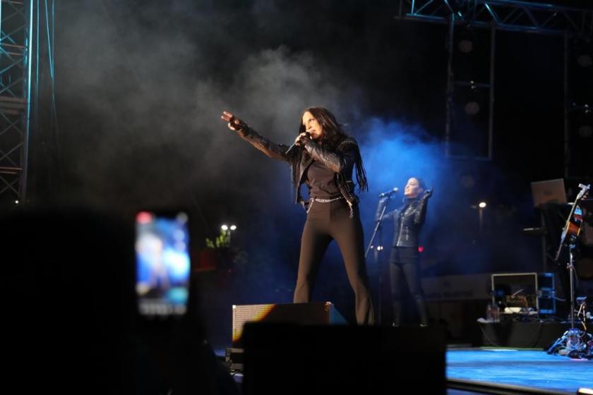 Sertab’tan Bahar Şenliği’nde enerji dolu gece: "Zıpla zıpla zıplamayan…”
