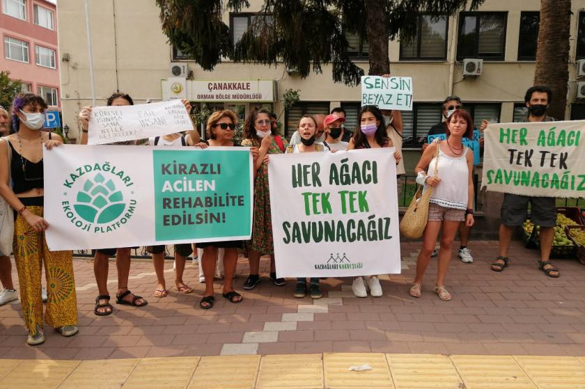 Orman yangınlarının ardından Çanakkale'de gerçekleştirilen bir protesto eylemi