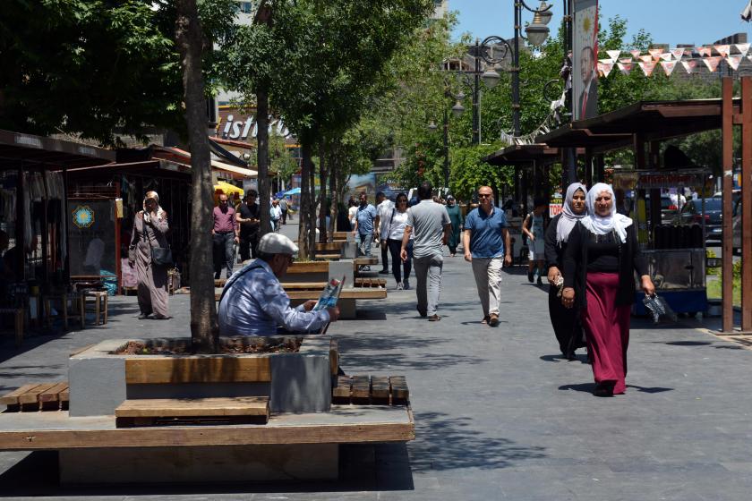 Diyarbakır'da yaya yolunda yurttaşlar