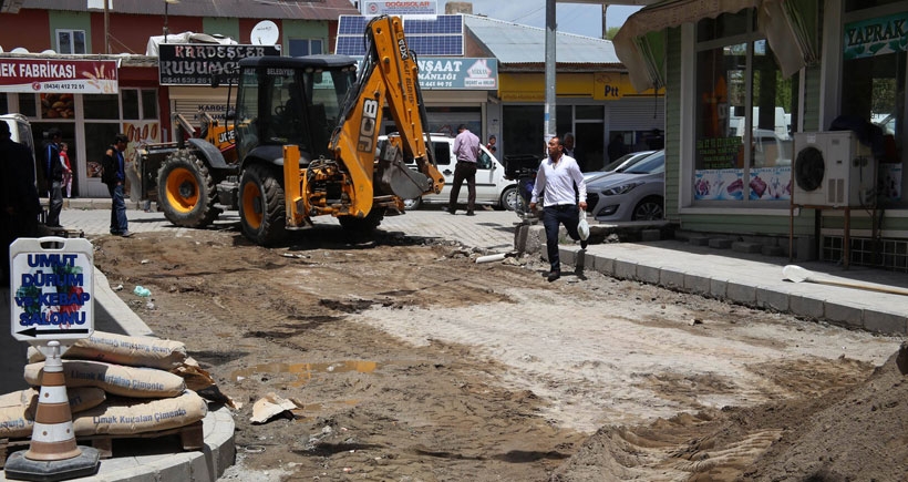 Çalışmıyor diye eleştirilen AKP'li belediye seçim öncesi parke taşı döşedi