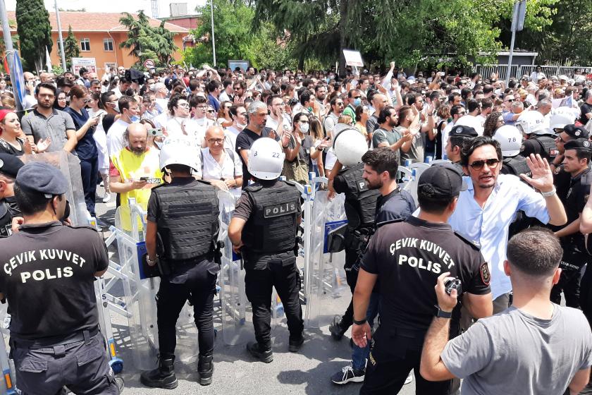 Yüzlerce sağlık çalışanı İl sağlık müdürlüğü önünde