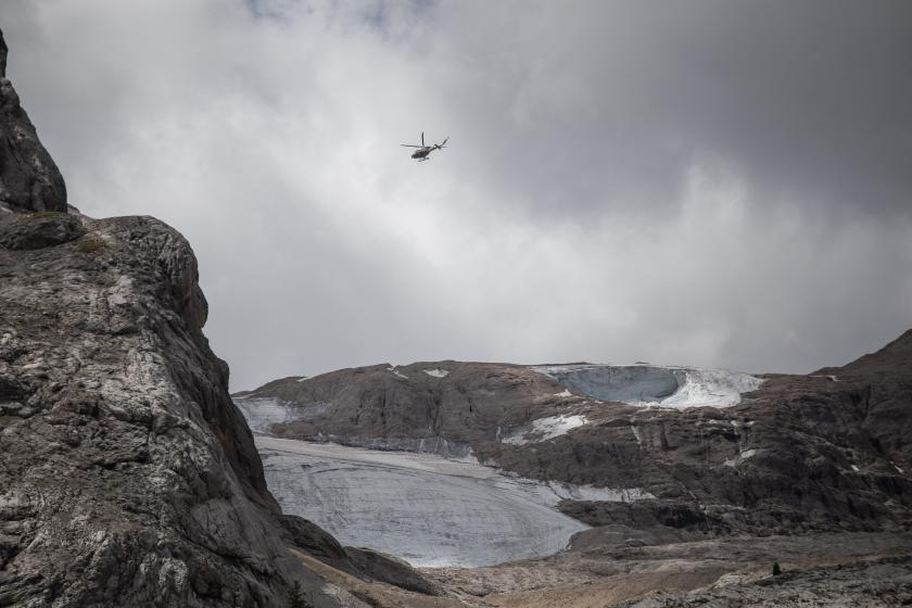 İtalya'da Alp dağlarından buz kütlesinin koptuğu bölgeye dair bir fotoğraf.