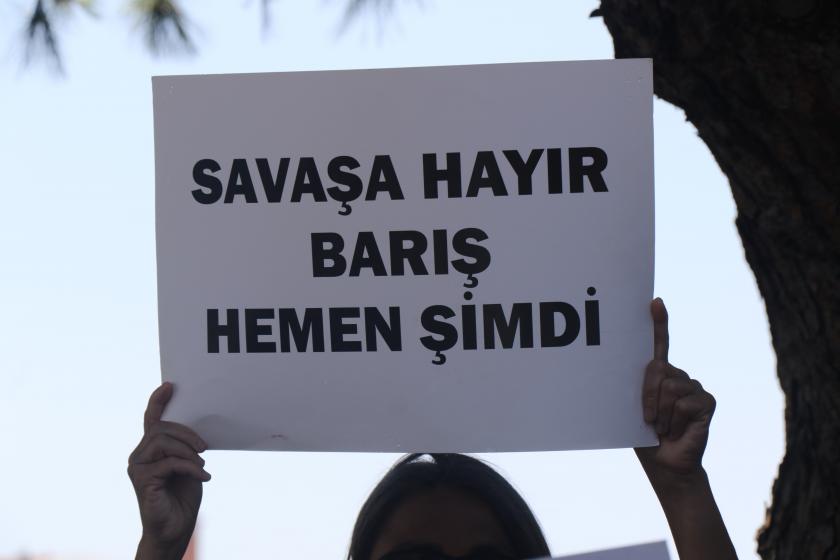 Savaşa hayır barış hemen şimdi yazılı döviz