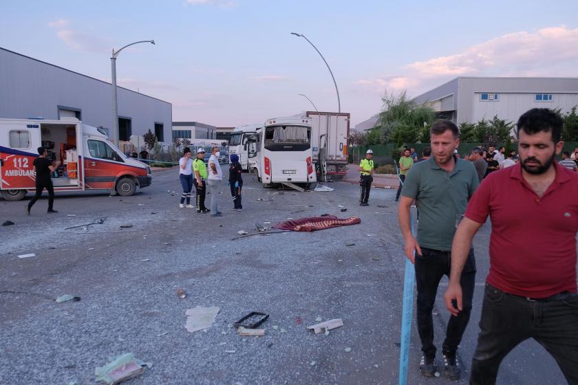 İşçi servisi ile tır çarpıştı: 1 işçi yaşamını yitirdi, 25 işçi yaralandı