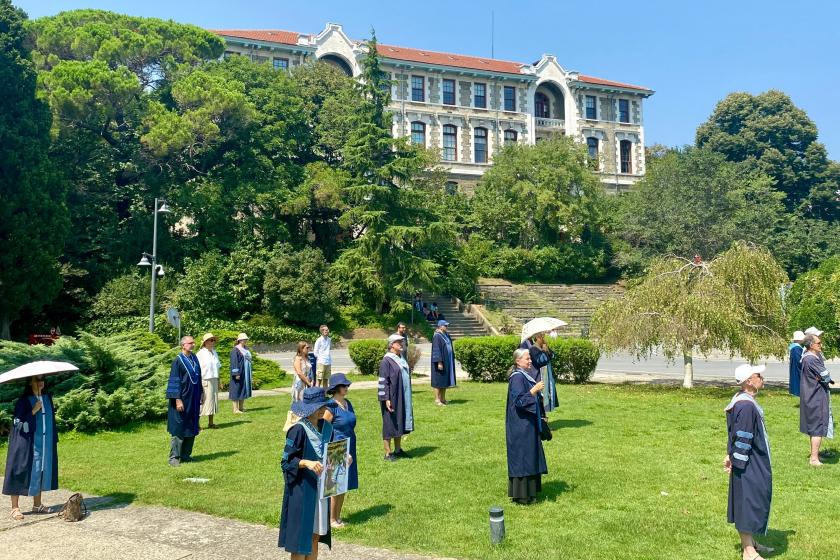 fotoğrafta sırtlarını rektörlük binasına dönen akadenmisyenler görünüyor