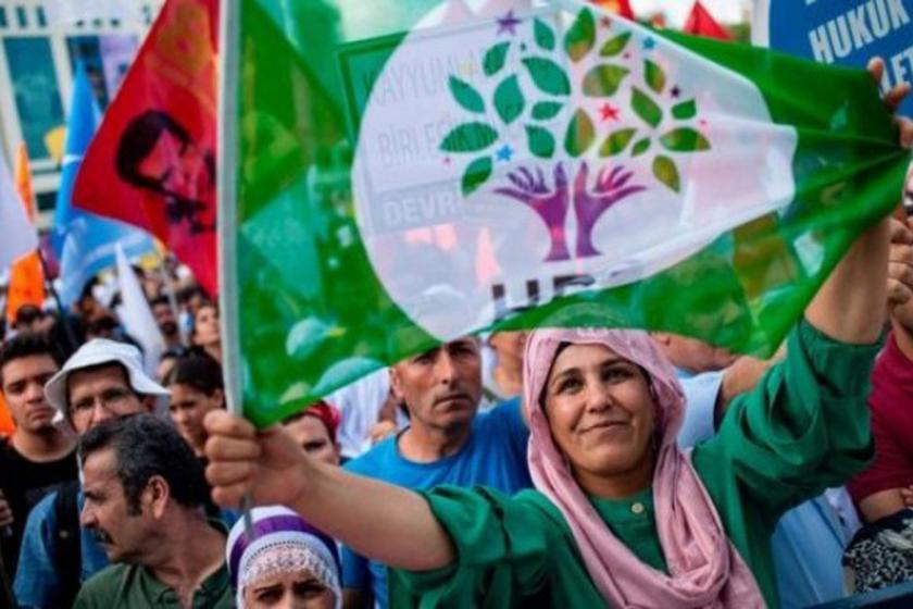 HDP bayrağı tutan kadın
