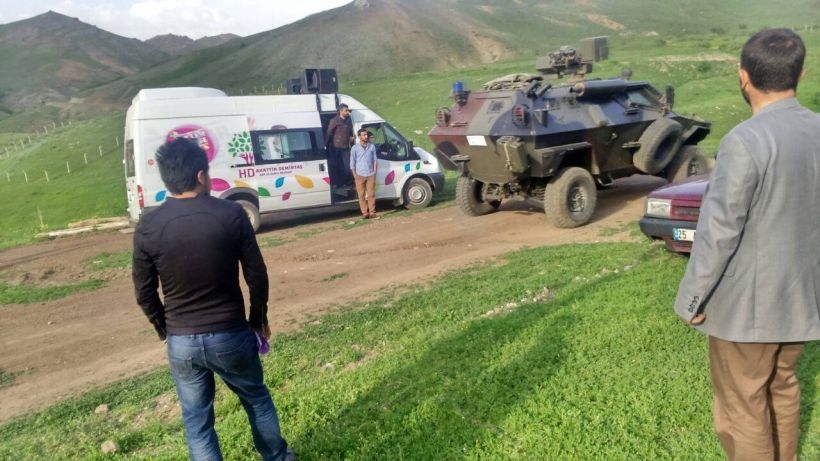 Erzurum’da halk askeri operasyonu engelledi