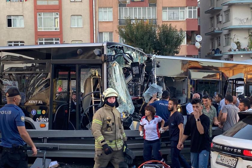 Avcılar'da çarpışan metrobüsler, ekipler ve kalabalık 