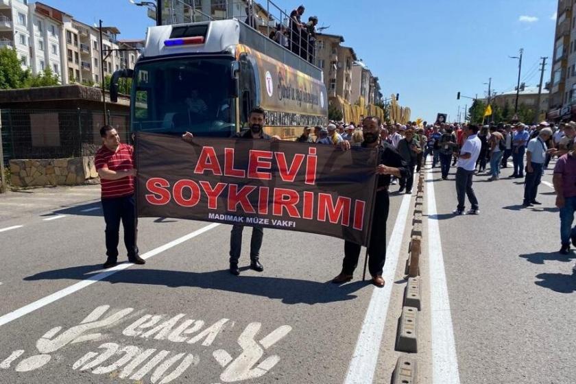 Alevi soykırımı yazılı pankart