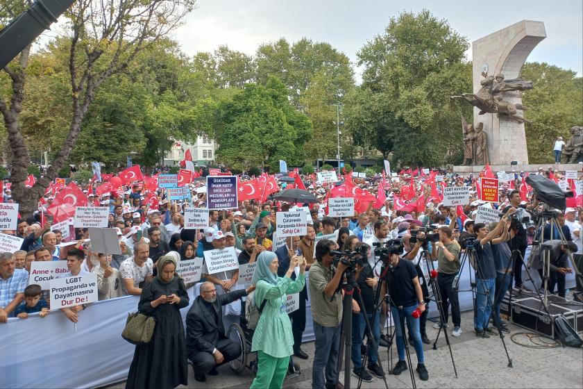 İstanbul'da düzenlenen LGBTİ+ karşıtı mitingden bir fotoğraf.