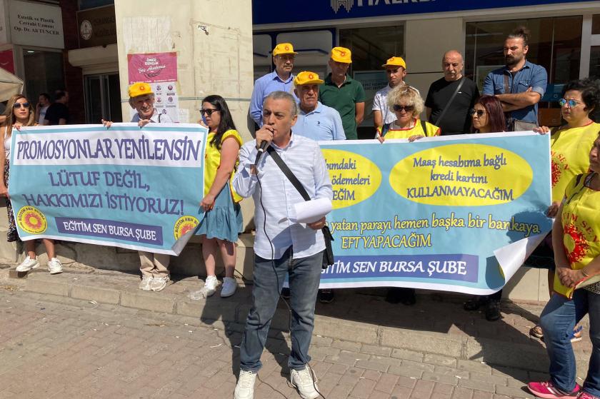 Bursa'da Eğitim Sen üyesi emekçiler promosyon ödemelerinin güncellenmesi talebiyle basın açıklaması yaparken.