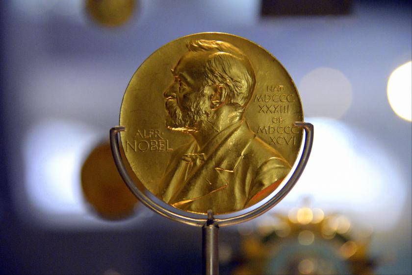 Bir kaide üzerine yerleştirilmiş Nobel madalyası