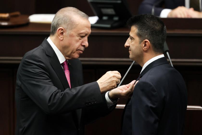 Tayyip Erdoğan, Mehmet Ali Çelebi'ye rozet taktı.