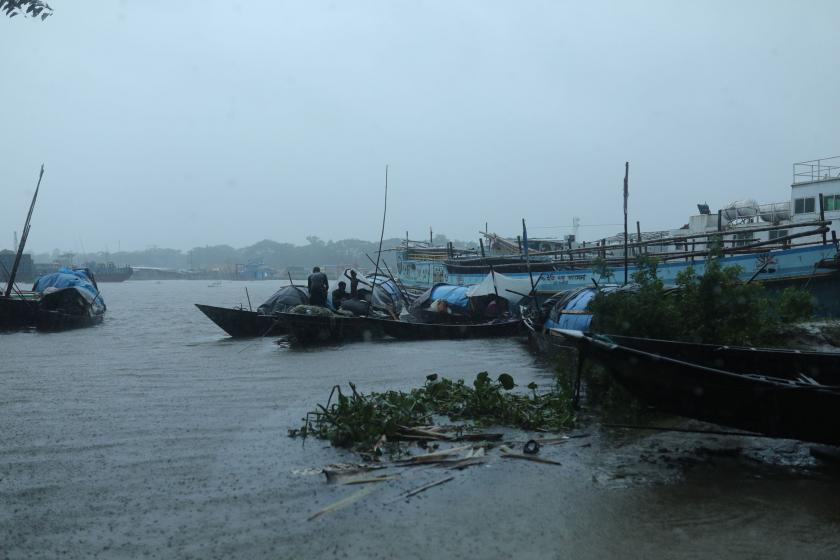 Bangladeş'teki fırtınadan etkilenen tekneler