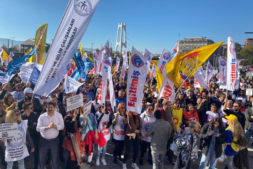 İzmit Kent meydanı'nda öğretmenler kitlesel.