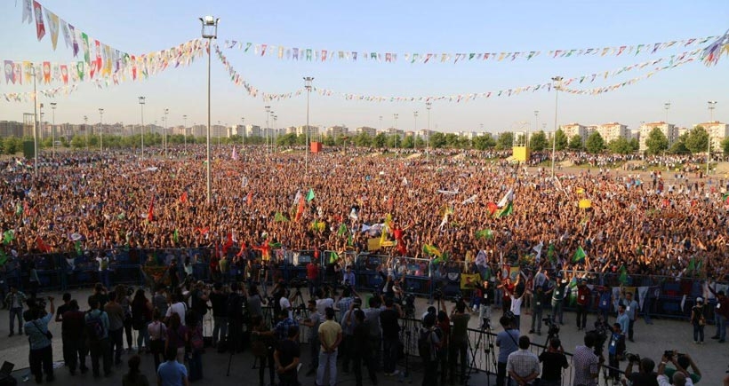 Yüz binlerce kişi Diyarbakır’da saldırılara cevap verdi