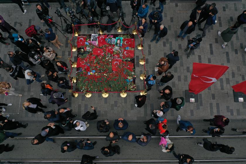 İstiklal Caddesi'ndeki bombalı saldırının ardından saldırının gerçekleştiği alana gelen ve karanfil bırakan yurttaşlar.