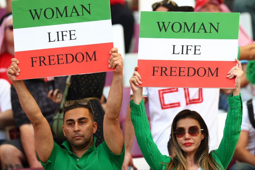 Katar'da düzenlenen Dünya Kupası'nda İngiltere-İran maçında tribünde 'Woman Life Freedom' (Kadın Yaşam Özgürlük) yazılı dövizler tutan taraftarlar.