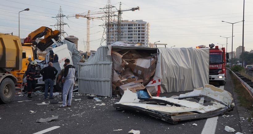 TEM'de 4 araç birbirine girdi, yol trafiğe kapandı