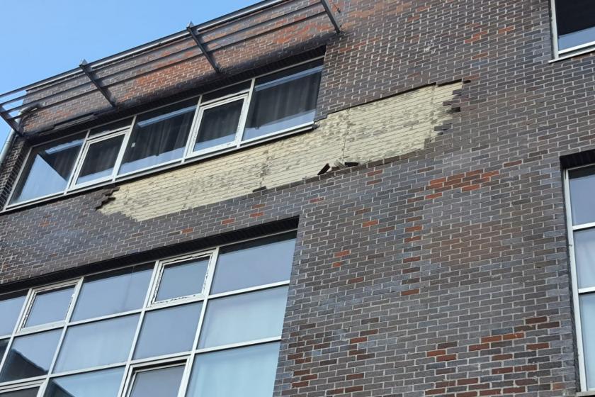 Alibeyköy Mesleki Teknik Anadolu Lisesi’nde taş kaplamalar tehlike saçıyor!
