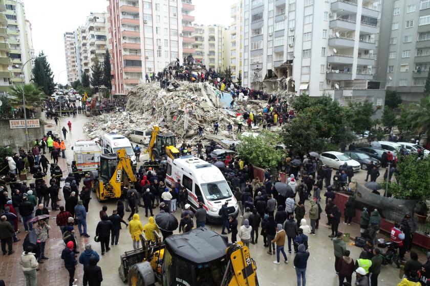 Adana'da yıkılan binanın enkazında çalışmalar