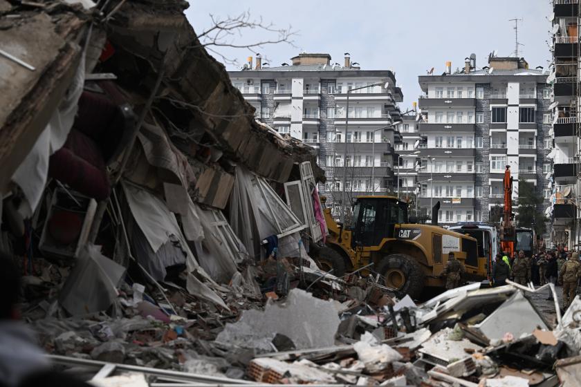 Diyarbakır'da yıkılan binada kurtarma çalışmaları