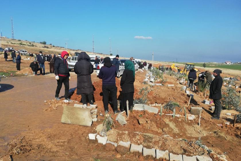 İskenderun’da anne ve iki çocuğu aynı mezara kefensiz gömüldü