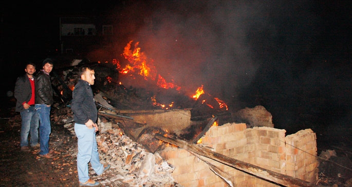 Çorum'da köy yangını; yaklaşık 30 ev kül oldu