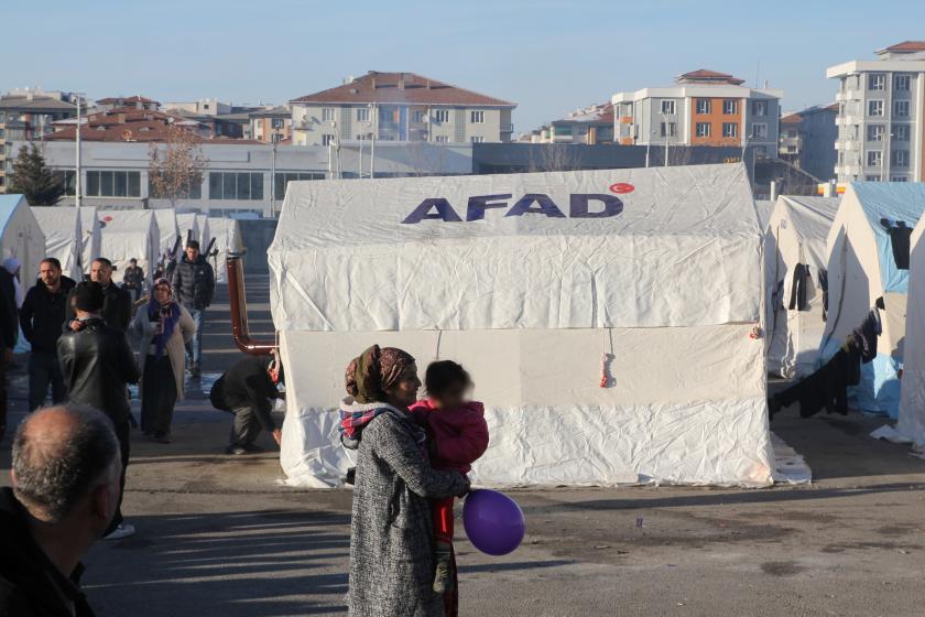 Malatya'da çadır kentteki insanlara yardım dağıtılırken