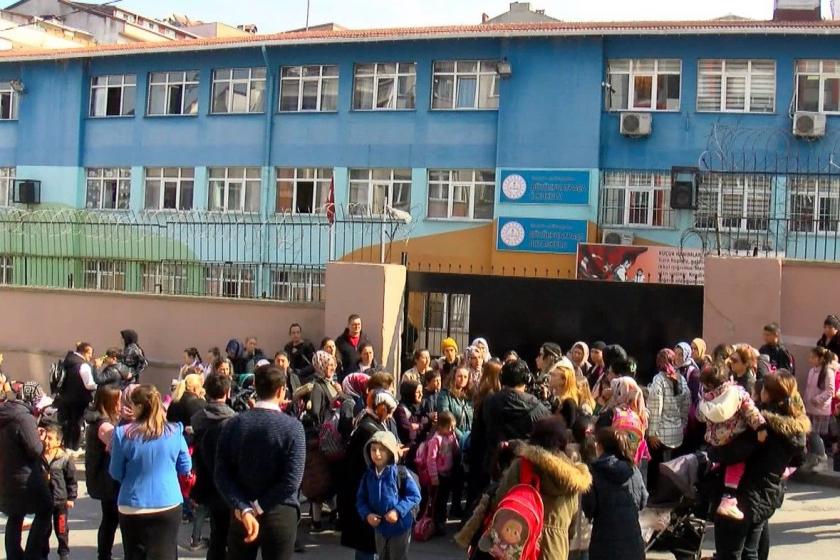 Gaziosmanpaşa'da duvarlarında çatlaklar bulunan okul önünde eylem