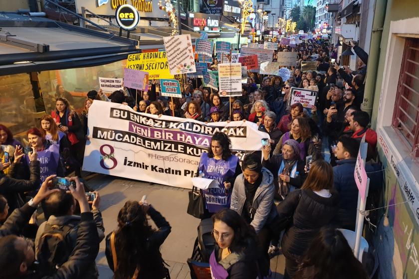 İzmir'de 8 Mart yürüyüşü gerçekleştiren kadınlar