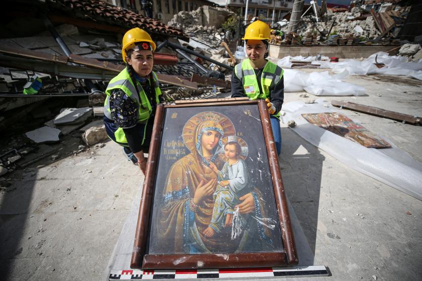 Depremde yıkılan Antakya Rum Ortodoks Kilisesi'nin enkazından çok sayıda ikona ve İncil çıkarıldı