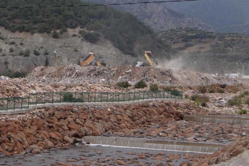 Depremin yıkıntıları arasında asbest ölüm saçıyor 