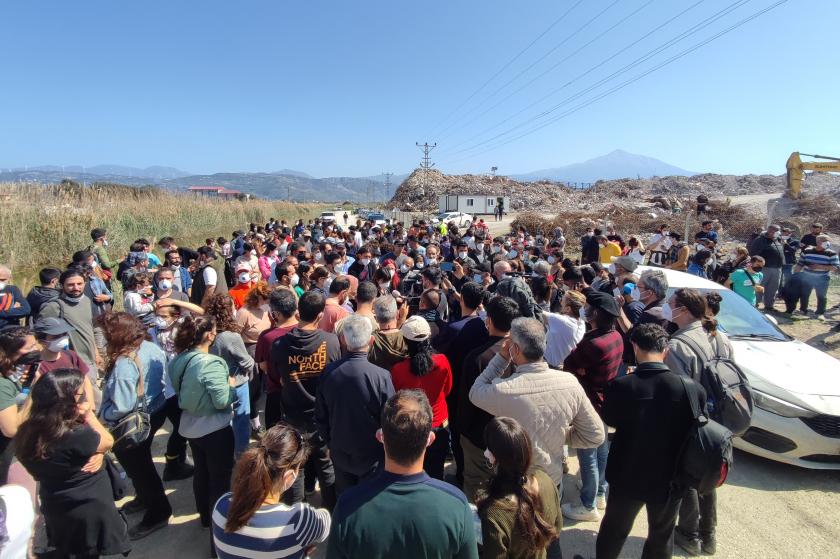 Samandağ halkı, yaşam alanlarına asbestli moloz dökülmesine karşı yaşam nöbeti başlattı