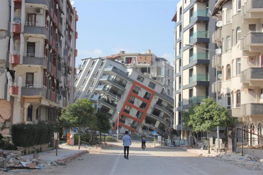 Hatay'da yıkılmış bir bina. 