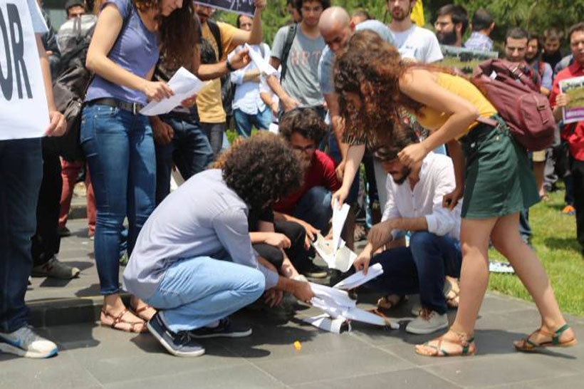 Haklarında açılan soruşturmaları öğrenci belgelerini yakarak protesto ettiler