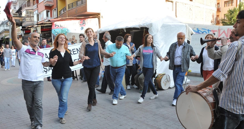 Açığa alındığı için açlık grevi yapan Hatice öğretmen görevine döndü