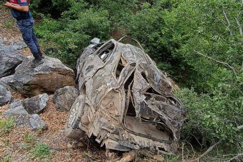 Kayıp 3 kişinin olduğu otomobili uçurumun dibinde bulundu; 2 ölü, 1 yaralı