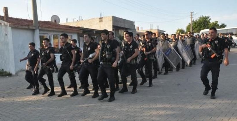 200 polis Roman mahallelerinde 'Ne mutlu Türküm diyene' sloganıyla yürüdü