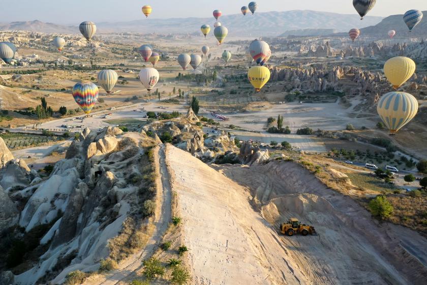 Kapadokya’da peri bacaları ve manastır komplekslerinin arasında yapılan Ortahisar Göreme yolu 