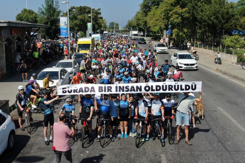 Yüzlerce bisikletli ölen arkadaşları için pedal çevirdi