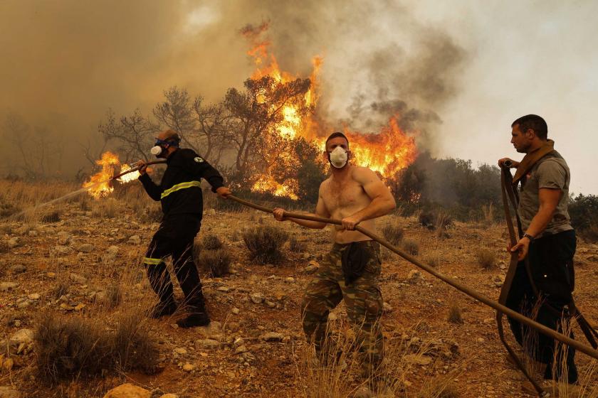 Yunanistan'daki orman yangınlarına müdahale eden ekipler