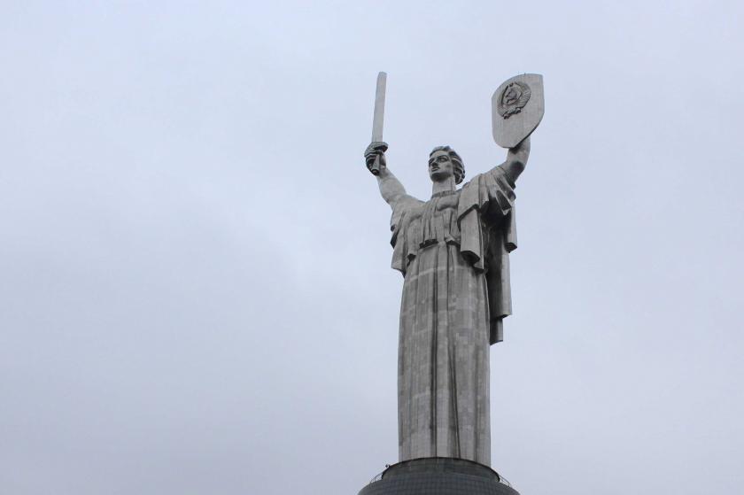 Ukrayna, Anayurt Anıtı'ndan Sovyet armasını söküyor