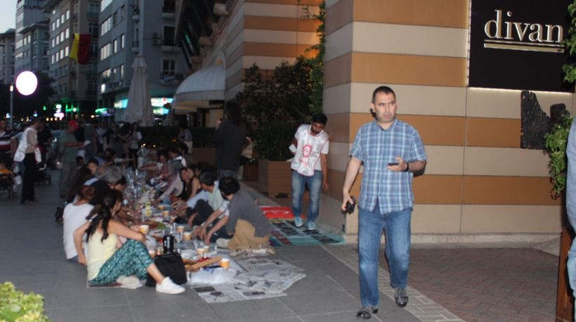 Divan'da 148 TL’lik iftar, dışarıda işsiz sofrası!