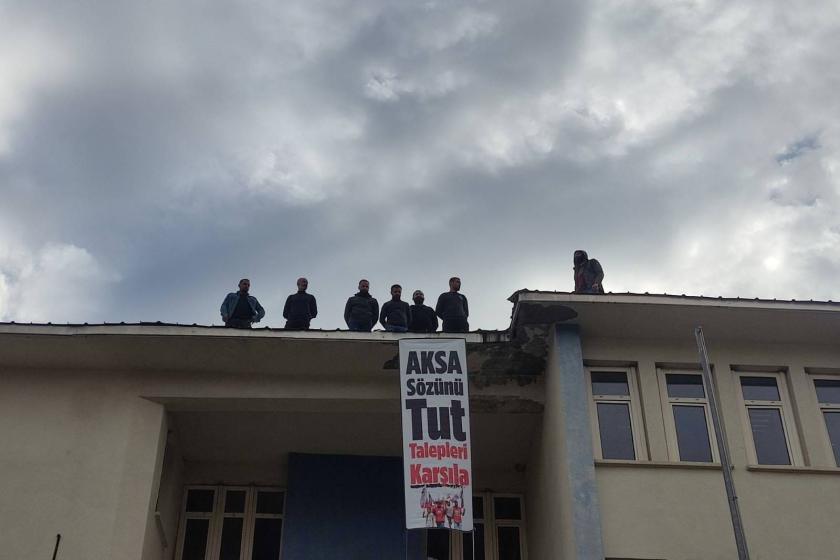 Direnişteki FEDAŞ işçileri seslerini duyurabilmek için iş yerinin çatısına çıktı